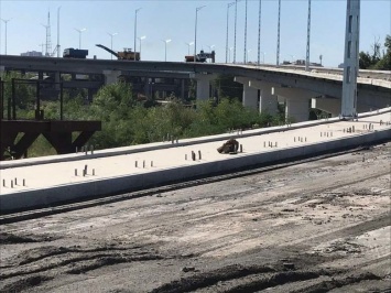 На Подольском мосту в Киеве "срезают" новый асфальт, ФОТО