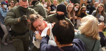 Силовики жестко задерживают женщин в Минске, некоторых удается отбить