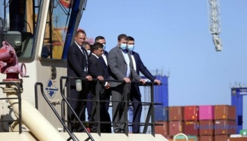 Президент ознакомился с ходом реконструкции 7-го причала Одесского порта