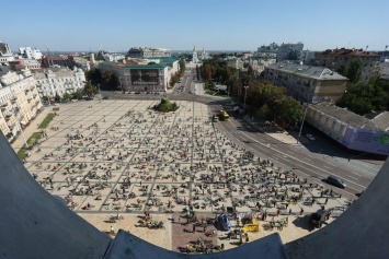 В Киеве на Софийской площади легли на землю сотни велосипедистов. Фото