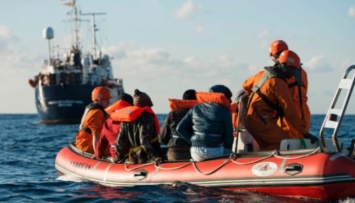 Группу спасенных в Средиземноморье мигрантов высадили на Сицилии