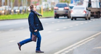 В Запорожье нетрезвый пешеход пытался останавливать машины собственным телом (ВИДЕО)