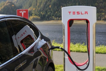 На станциях Tesla могут заряжаться другие электромобили