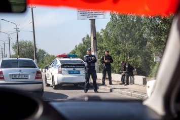 В Днепре на Новом мосту стоят автоматчики: город застрял в пробках