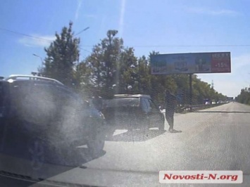 ДТП в Николаеве: участник аварии гонялся за своим оппонентом с ножом (видео)