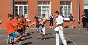 В Киевском районе чемпионы по разным видам спорта провели уроки для школьников