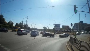 Возле здания полка патрульной полиции в Кривом Роге произошла авария - ФОТО, ОБНОВЛЕНО