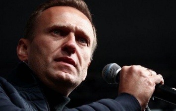 Навального отключили от ИВЛ, он уже самостоятельно встает с койки