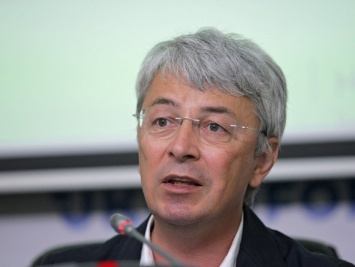 Ткаченко заявил, что ему "дали в ухо яйцом" перед пресс-конференцией. Опубликовано видео нападения