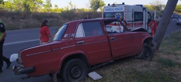 В Запорожье легковушка врезалась в столб - пострадали женщина и ребенок