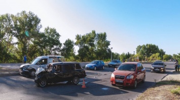В Днепре на Шолохова столкнулись два автомобиля