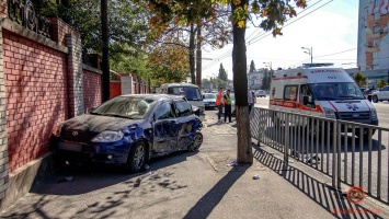В Днепре на Слобожанском проспекте Toyota столкнулась с автобусом № 136 и вылетела на тротуар: пострадал прохожий