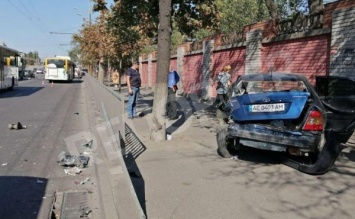 На Слобожанском едва не погиб пешеход от столкновения маршрутки и Тойоты