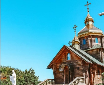 Житель Запорожской области построил потрясающую деревянную церковь - фото