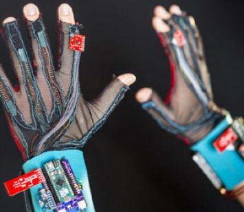 Новые перчатки позволяют чувствовать прикосновения за тысячи километров