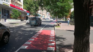 На одной из центральных улиц Киева открыли новую велодорожку