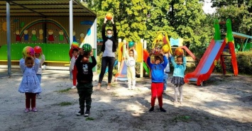В Харькове обновляют игровые площадки в детских садах