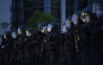 В ФРГ 29 полицейских отстранили от работы из-за ультраправой пропаганды