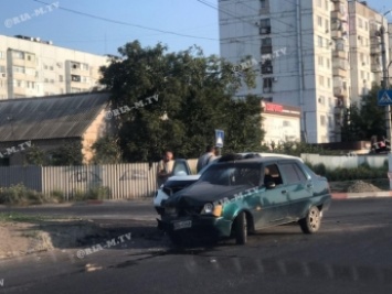 В Мелитополе утро началось с серьезного ДТП - столкнулись Ниссан и Славута (фото, видео)