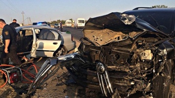В Николаеве в лобовую столкнулись Land Cruiser и Lanos: водителя Dаewoo из машины вырезали спасатели