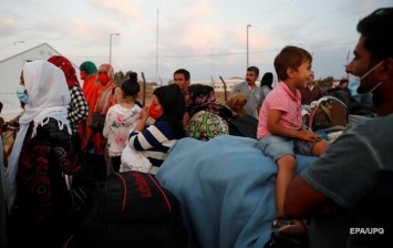 Греция переселяет сотни мигрантов из сгоревшего лагеря