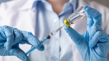 Крым получил первую партию вакцины от коронавируса: прививать будут медиков