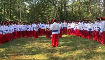 Хасиды оделись казаками и спели Гимн Украины на границе