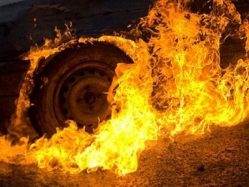 На запорожской набережной автомобиль врезался в бигборд и загорелся