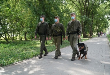 В Тернополе гвардейцы обнаружили мужчин с оружием и наркотиками