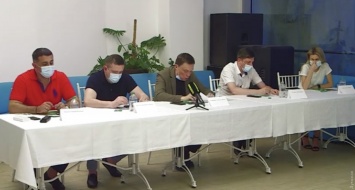Странный адрес и ложное время: наблюдатели не смогли попасть на партконференцию одесских "слуг народа"