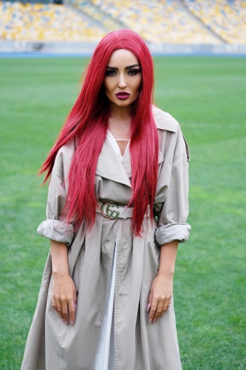 С красными волосами невероятной длины: Анна Добрыднева сменила имидж