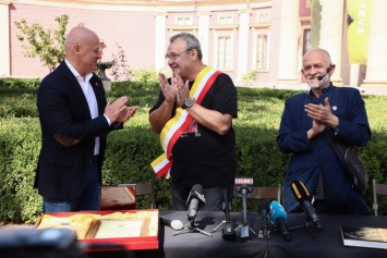 «За заслуги перед Одессой»: Труханов наградил скульптора Реву орденом Маразли