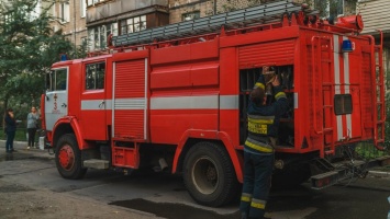 В Днепре на Бердянской горела квартира: женщину с ожогами забрала скорая