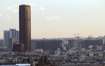 В Париже мужчина пытался без страховки забраться на Монпарнас