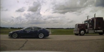 Автопилот Tesla впервые попытался уйти от полицейской погони
