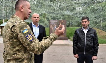 Лидер партии "За майбутнє" Игорь Палица во время визита на Донбасс: Без сильной армии нет будущего