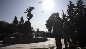 На Владимирской горке открылся фонтан со скульптурой небесного покровителя Киева