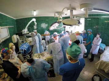 Уникальная операция: в столичной больнице женщине удалили опухоль весом 4,5 килограмма (ВИДЕО)