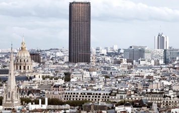 В Париже экстремал полез без страховки на 210-метровый небоскреб