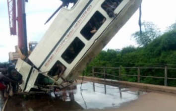 В Нигерии автобус упал в реку, 14 жертв - СМИ