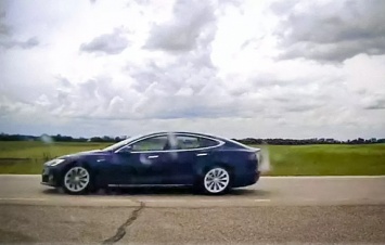 У электрокара Tesla Model X на ходу разрушается крыша