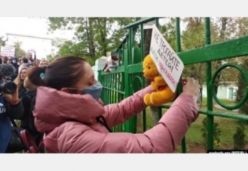 Сына белорусских активистов на сутки забрали в детский дом