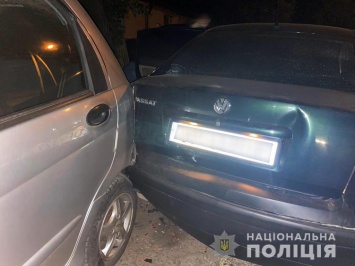 В Николаеве воры, убегая от полиции, разбили на стоянке 4 автомобиля