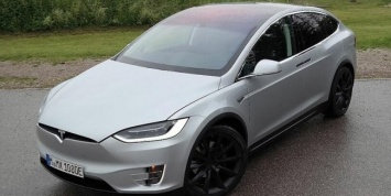 Tesla Model X буквально сносит крышу