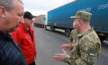 На украино-польской границе скопились сотни фур с обеих сторон