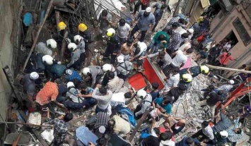 На западе Индии рухнул трехэтажный дом, есть погибшие