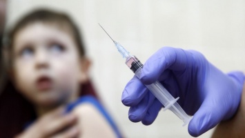 Лишь около 30% украинцев считают вакцинацию безопасной, но порядка 70% - нужной