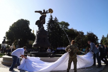 В киевском парке "Владимирская горка" появилась новая скульптура с фонтаном. Фото