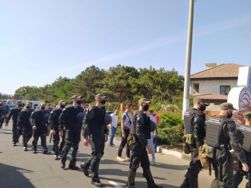 В элитном поселке под Одессой проходит конференция ОПЗЖ: полицейские задержали титушек Кивы