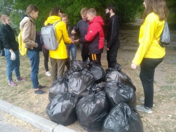 В Запорожье в парке Трудовой Славы прошла экологическая акция «World Cleanup Day»